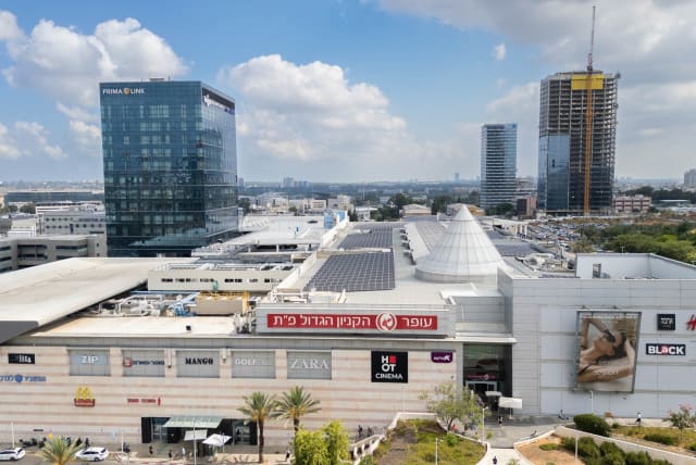  This Petach Tikvah mall will be at the receiving end of a multi-million shekel renovation  (photo credit: COURTESY)