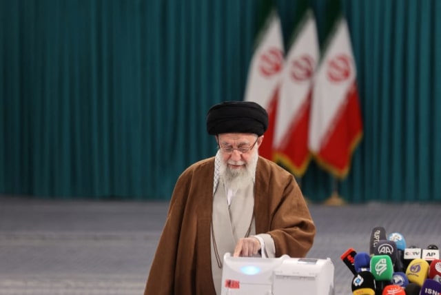  El líder supremo de Irán, el ayatolá Ali Jamenei, vota durante la segunda vuelta de las elecciones parlamentarias en Teherán, Irán, el 10 de mayo de 2024. (photo credit: VIA REUTERS)