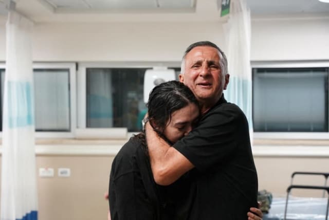  Noa Argamani se reúne con su padre el 9 de junio de 2024 (photo credit: IDF SPOKESPERSON UNIT)
