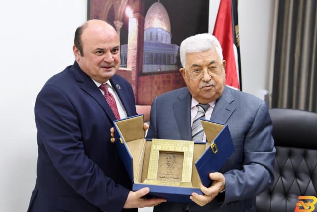 Shawwa and Palestinian Authority President Mahmoud Abbas pose with the Golden Union Medal of Achievement from the Union of Arab Banks, at Abbas' office in Ramallah, May 18, 2018.  (photo credit: Courtesy)