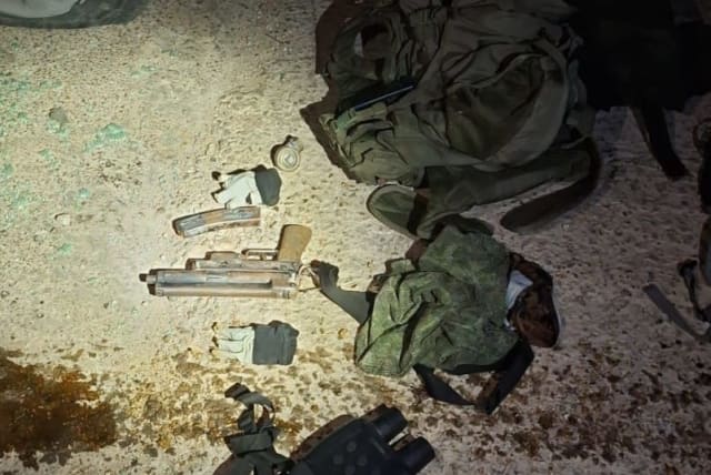  Imágenes del equipo de combate confiscado por las fuerzas israelíes. (photo credit: ISRAEL POLICE SPOKESMAN)