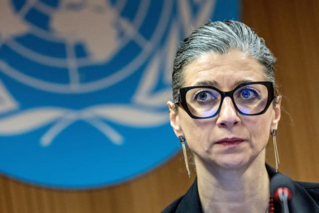  Francesca Albanese, relatora especial de la ONU sobre los derechos humanos en los territorios palestinos, asiste a un evento paralelo durante el Consejo de Derechos Humanos en las Naciones Unidas en Ginebra, Suiza, 26 de marzo de 2024. (photo credit: REUTERS/DENIS BALIBOUSE)