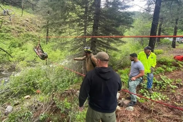 Gart was rescued using a rope ladder (photo credit: Baker county sheriff office / Official Website)