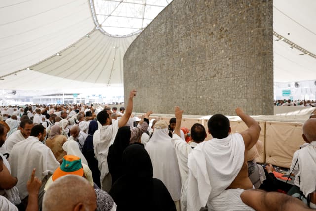  Peregrinos musulmanes arrojan sus piedras a un pilar que simboliza a Satanás, durante la peregrinación anual haj en Mina, Arabia Saudí, el 16 de junio de 2024. (photo credit: MOHAMAD TOROKMAN/REUTERS)