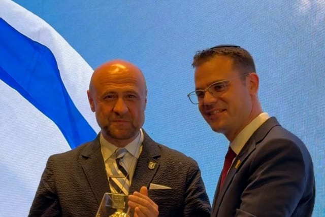   CEO of Friends of Zion Museum Mr. Daniel Voiczek presented Stearns with the prestigious Jerusalem Award. (photo credit: Courtesy of FOZ)