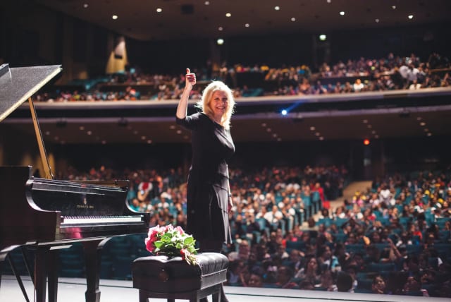  MONA GOLABEK inspires hundreds of thousands with her musical rendition of her mother’s incredible life story. (photo credit: AMANDA HARRIS/AMANDA LYNN PHOTOGRAPHY)
