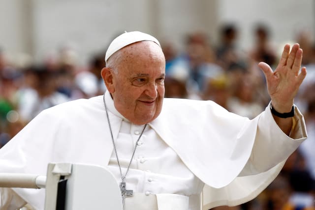  Pope Francis greets people as he arrives for the weekly general audience at Saint Peter's Square at the Vatican, June 19, 2024. (photo credit: REUTERS/GUGLIELMO MANGIAPANE/FILE PHOTO)