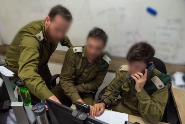  Soldados de las FDI trabajando en la unidad de recopilación de información del ejército israelí en el campo de batalla de Gaza. (photo credit: IDF SPOKESPERSON UNIT)