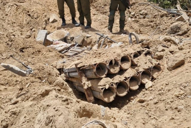  Foto de lanzacohetes encontrados por las FDI en Jabaliya, en el norte de Gaza, el 22 de mayo de 2024. (photo credit: IDF SPOKESPERSON UNIT)