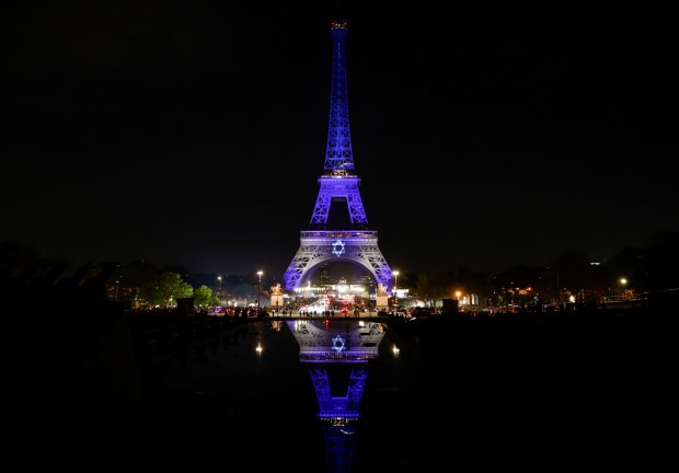  The Eiffel Tower lights up in white and blue, the colours of the Israeli flag, following Hamas' biggest attack on Israel in years, in Paris, France, October 9, 2023