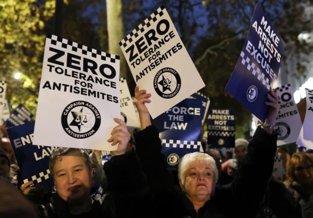  Demonstrators protest against the lack of police action during pro-Palestinian demonstrations and to condemn the increase of antisemitic hate crimes in London, Britain, October 25, 2023