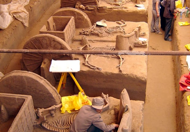  Chinese archaeologists work at the newly-discovered pits of chariots and horses in the ruins of Yin, in Anyang city of central China's Henan province, May 26, 2005.