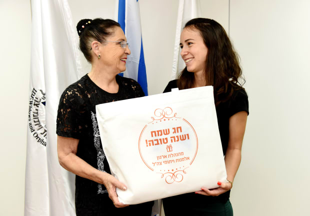  TAMI SHELACH (L) with widow Yael Weisman.