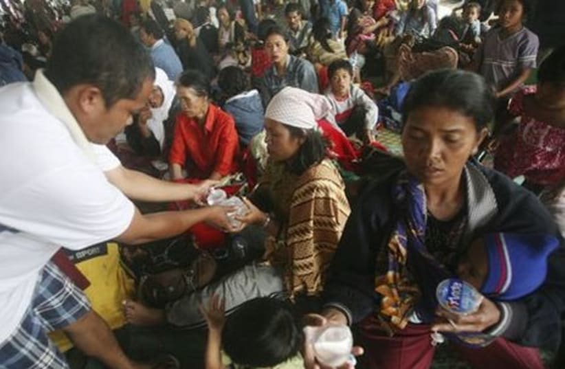 465_Aid center for Indonesian volcano victims
