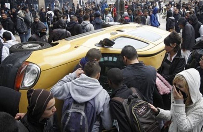 overturned cab crowd french strikes - Gallery