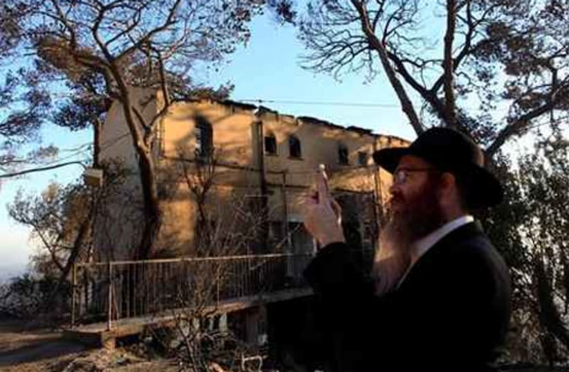 Haredi takes photo in Carmel fire for Gallery 465