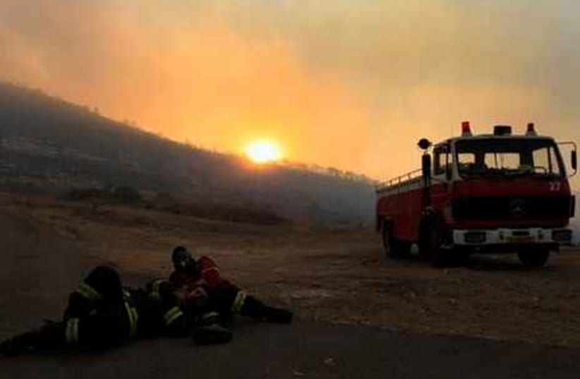 Firefighters rest in Carmel fires 465