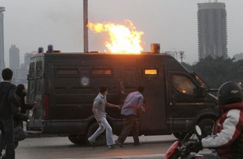 Egyptian protesters set police van on fire - Gallery