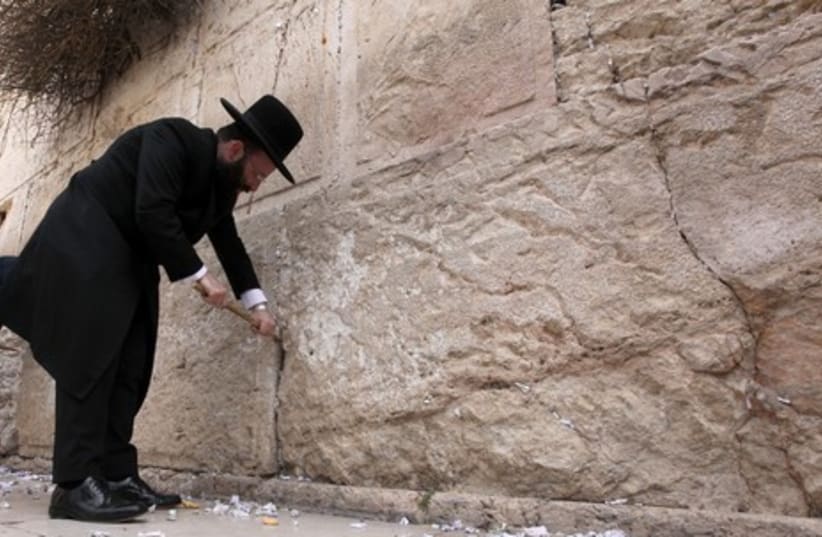 Cleaning notes at Kotel 