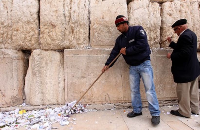 Cleaning notes at Kotel 465  3