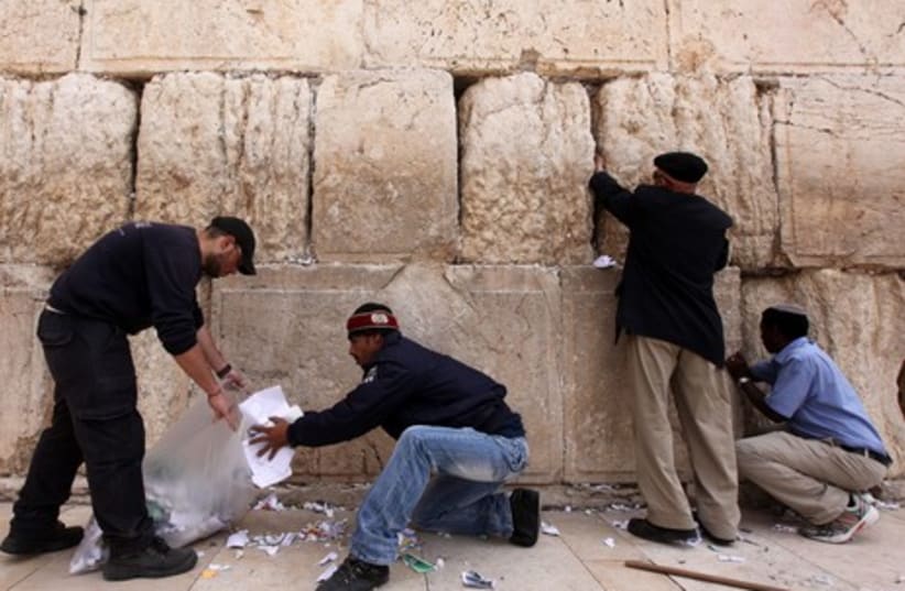 Cleaning notes at Kotel 465  5