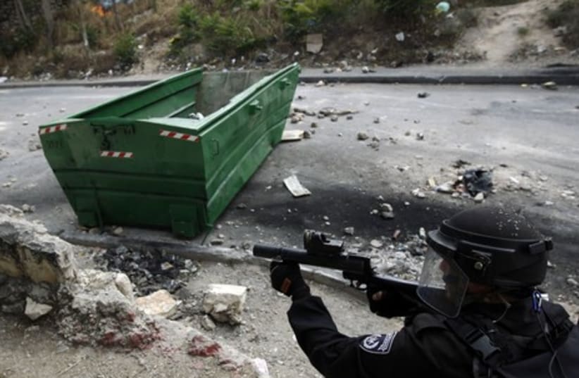 Police officers firing projectiles in Silwan clashes GALLERY