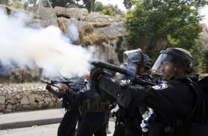 Police officers firing tear gas in Silwan clashes GALLERY