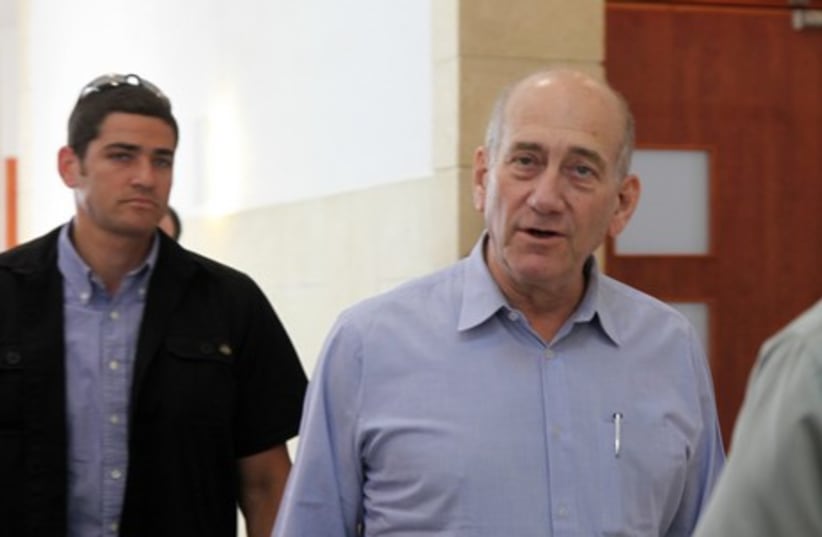 Olmert at trial GALLERY 465 3