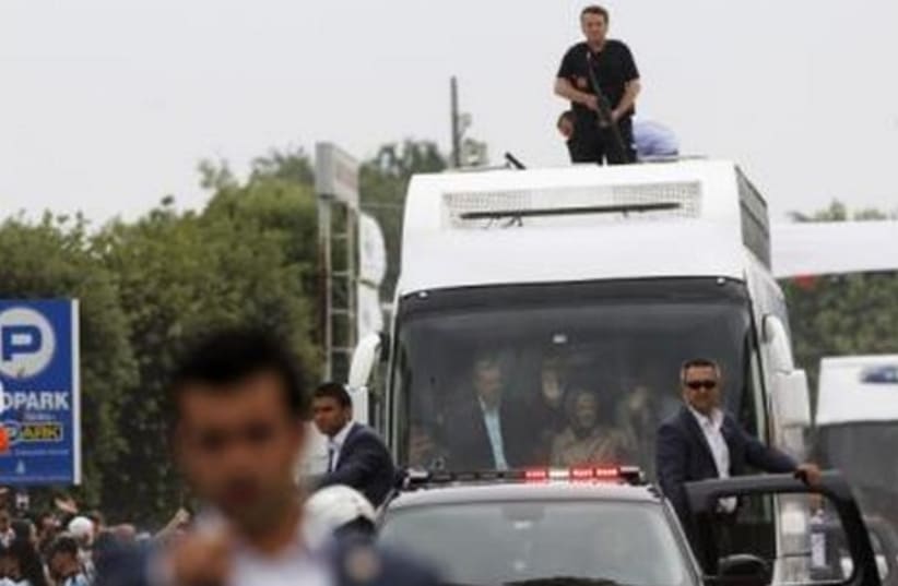 Tayyip Erdogan arriving in Istanbul 465