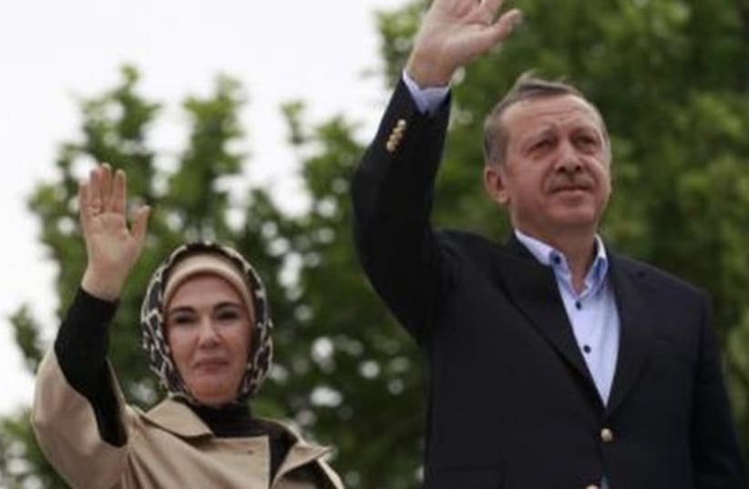 Tayyip Erdogan with wife 465