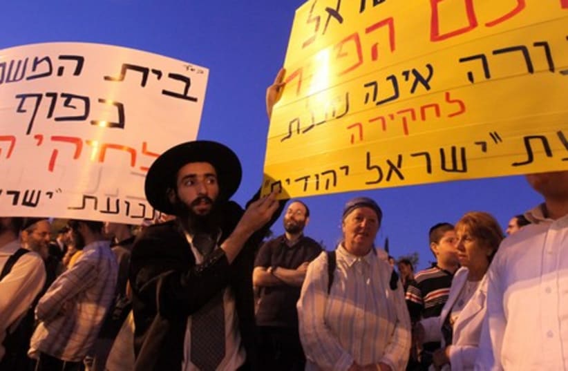 Activists protest in support of Rabbi Lior
