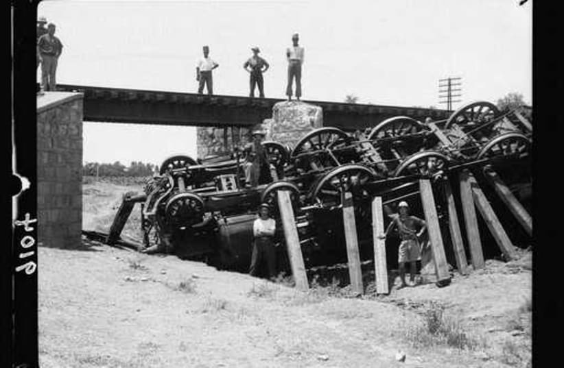 derailed train 1936