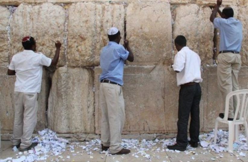 Prayers are removed from the Western Wall GAL