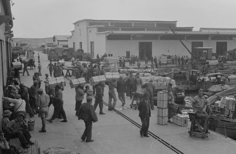 Tel Aviv port (1930s). Lumber import for orange crates