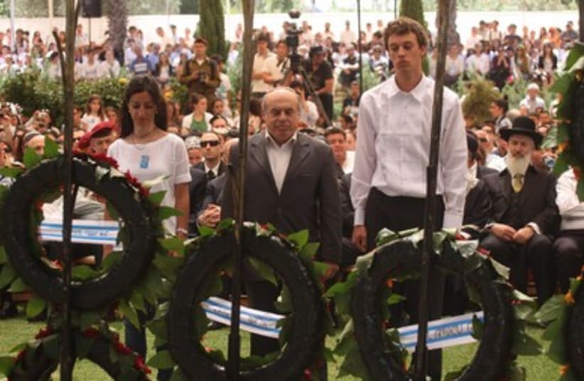 Natan Sharansky lays a wreath in Mt. Herzl ceremony
