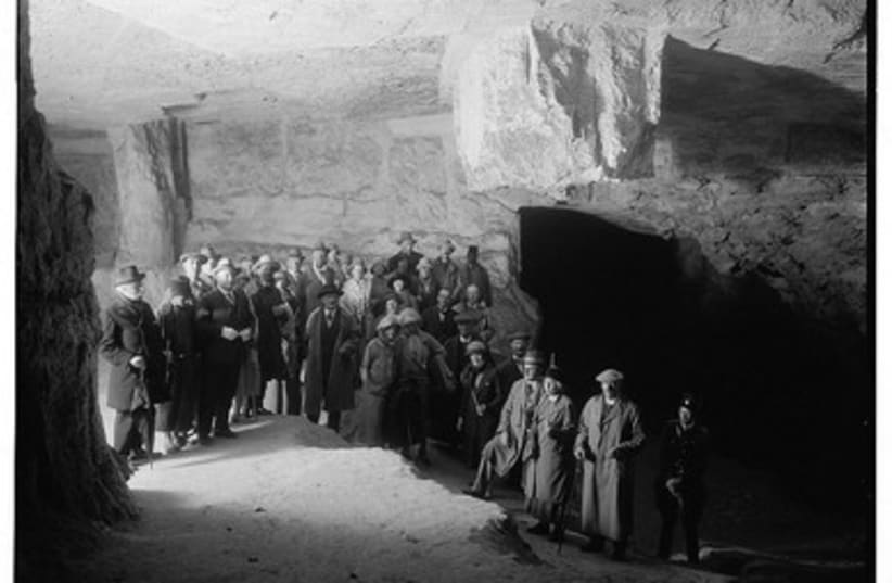 Solomon's Quarry tourists (circa 1910)