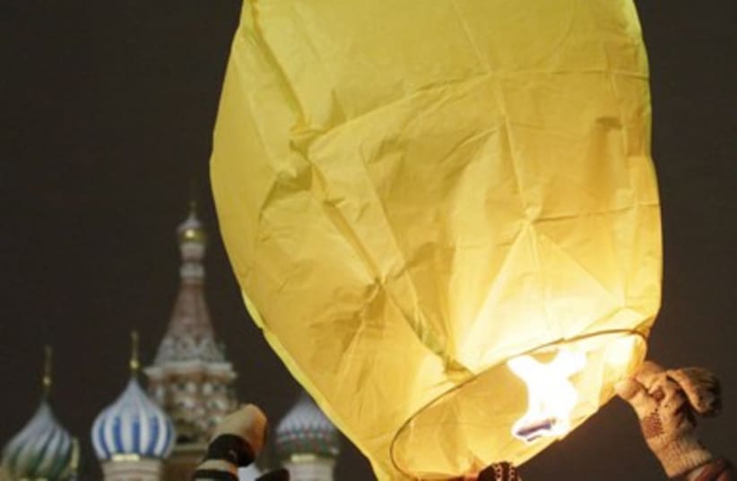 Launching a lantern ahead on new year in Moscow 390