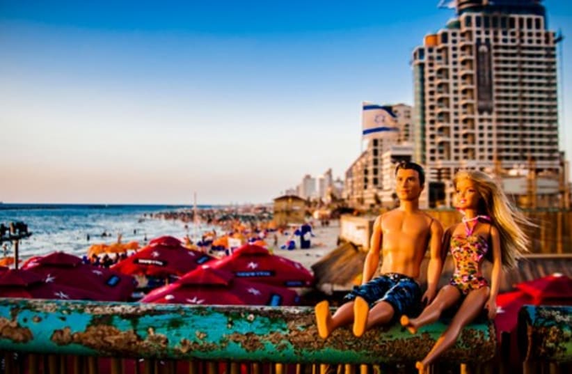 Barbie and Ken: Tel Aviv beach