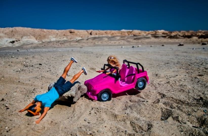 Barbie and Ken: Jeep ride in the desert