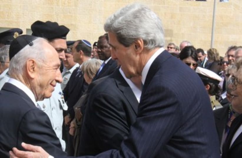 President Shimon Peres and US Secretary of State John Kerry 