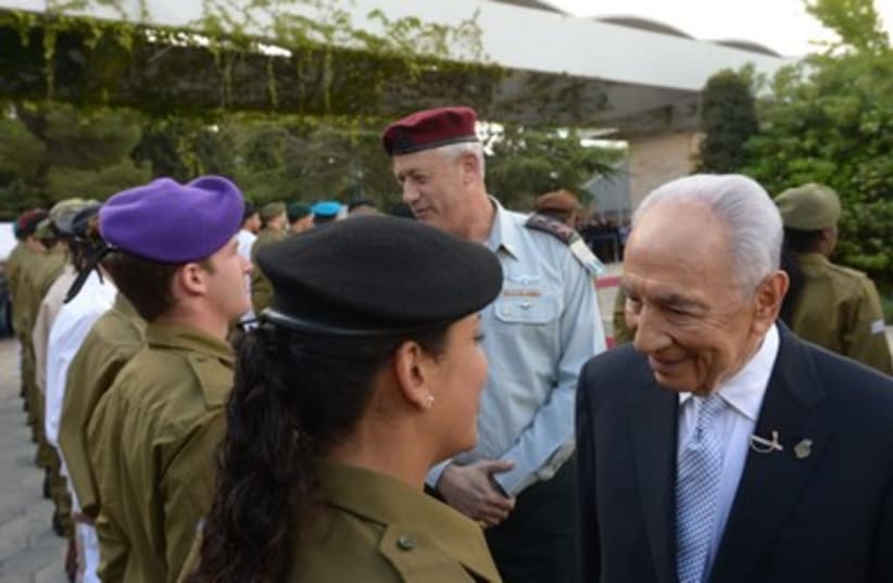 Peres and Gantz with soldiers Independence Day 390