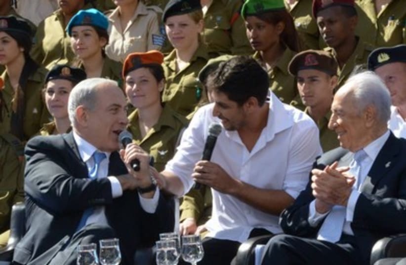 Prime Minister Netanyahu singing with Idan Amadi 390