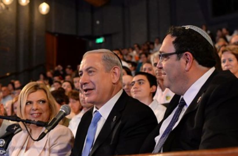 Netanyahu asking PM's question at Int'l Bible Contest 390