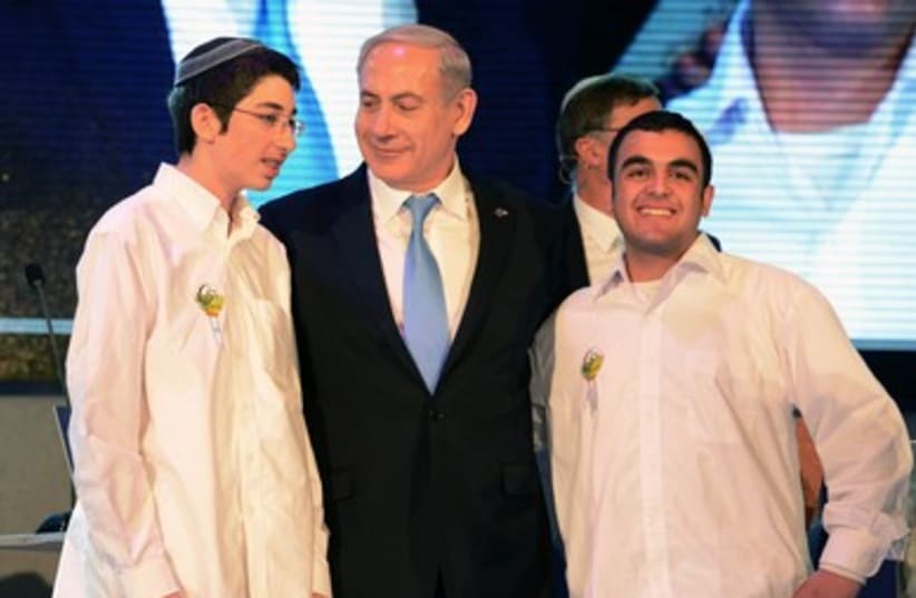 Netanyahu with winners of Int'l Bible Contest 390
