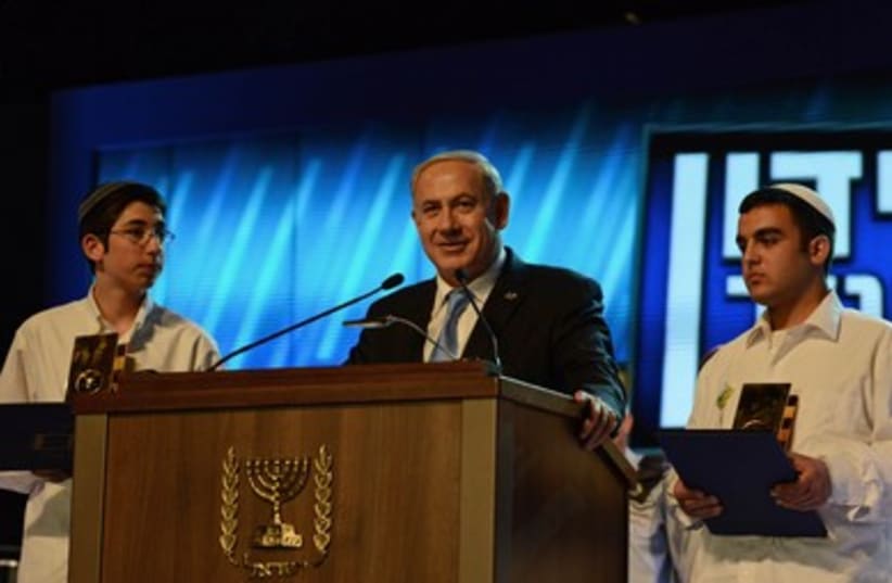 Netanyahu with winners of Int'l Bible Contest 390