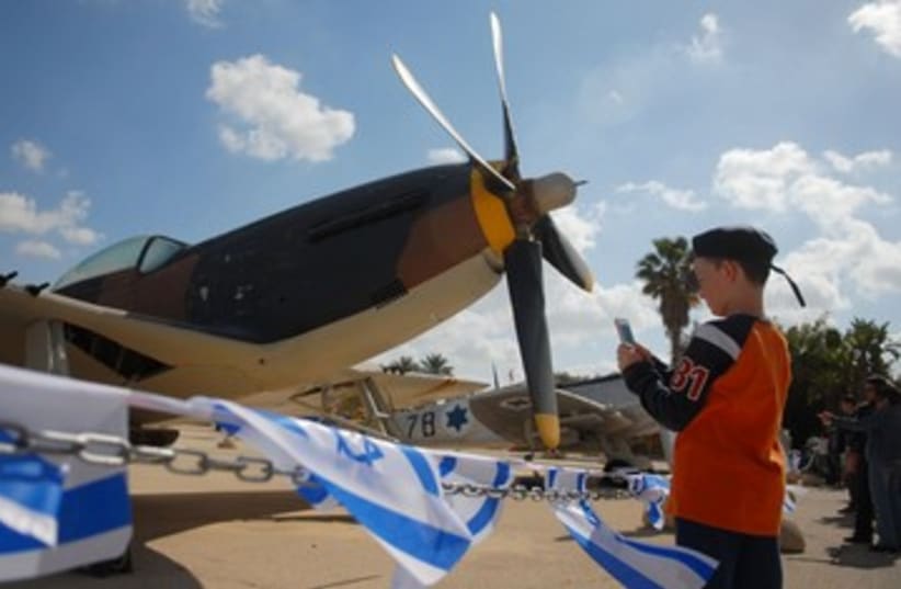 Boy photographs IDF jet 390