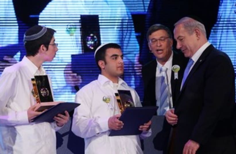 Bibi hands out awards at bible contest 390