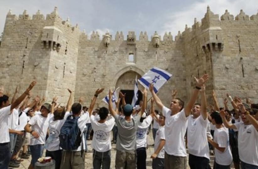 Israeli youth celebrate on Jerusalem day 390