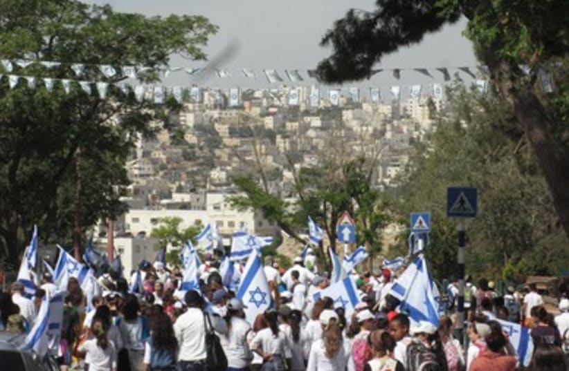 Israeli youth hike up hebron 390