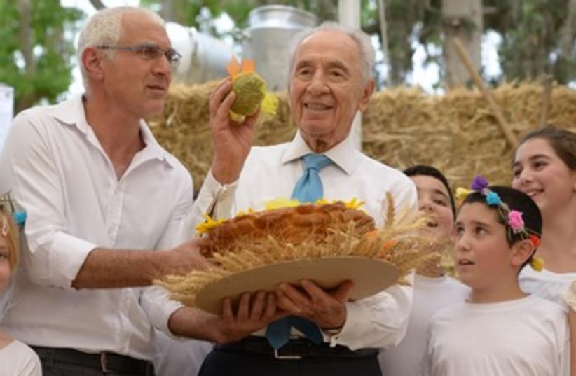 Peres celebrating Shavuot at Nir Yitzhak 390